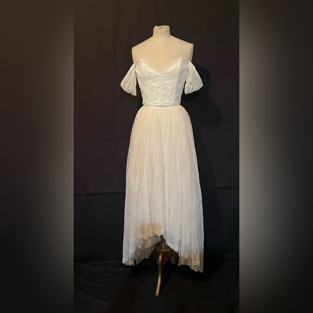 Designer Ivory Wedding Dress Elegant Delicate Details Pas de Deux Size 2 NWOT